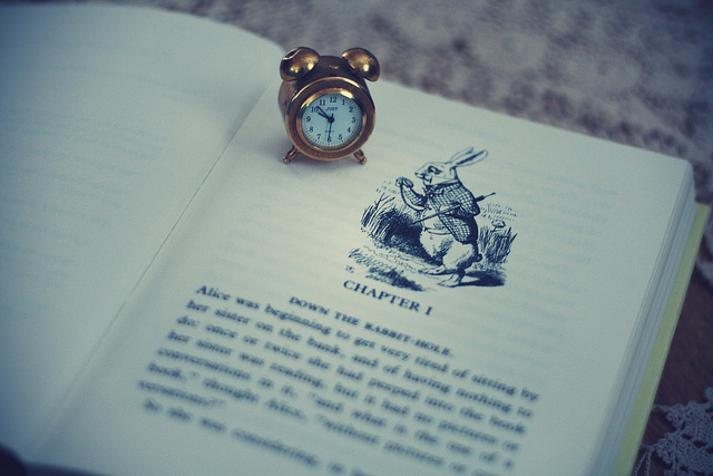 alice-alice-in-wonderland-book-clock-blacksheep.rs