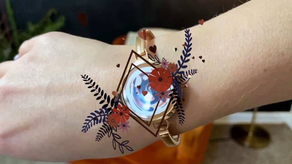 Ruka sa satom preko koga se projektuju AR cvetni i geometrijski elementi u stilu Heather Dunaway Smith