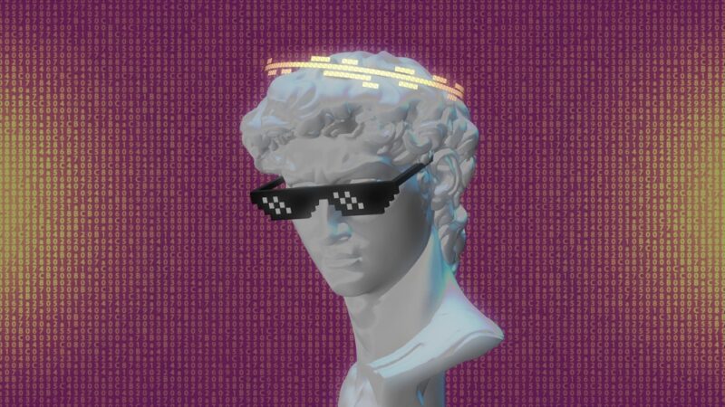 Digitalna skulptura sa pikselizovanim naočarima ispred pozadine sa kodovima, simbol AI umetnosti i savremenih digitalnih trendova.