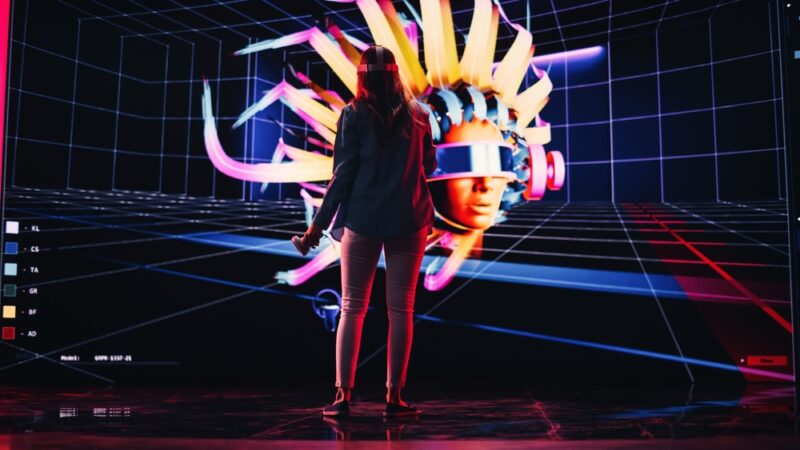 Osoba koristi VR opremu ispred futurističke digitalne umetnosti u virtuelnom prostoru sa neon efektima