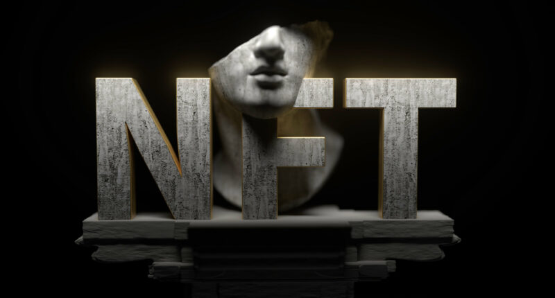 Veliki NFT natpis ispred skulpture lica na tamnoj pozadini, simbol digitalnog vlasništva i savremene NFT umetnosti.