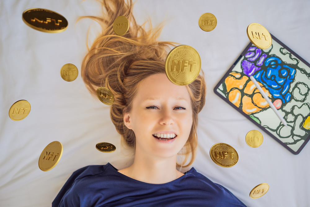 Nasmejana žena leži na krevetu okružena NFT tokenima i tabletom sa digitalnom umetnošću, simbol virtuelne umetnosti i digitalnog statusa.