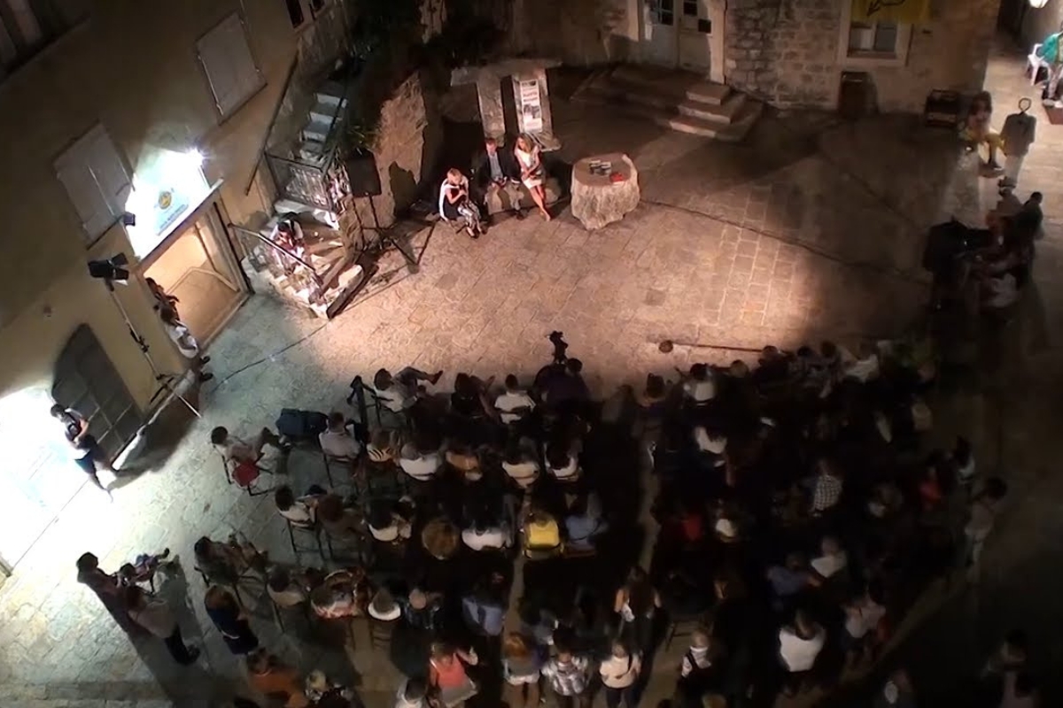 grupa ljudi u gradu teatru budva, slikano iz drona