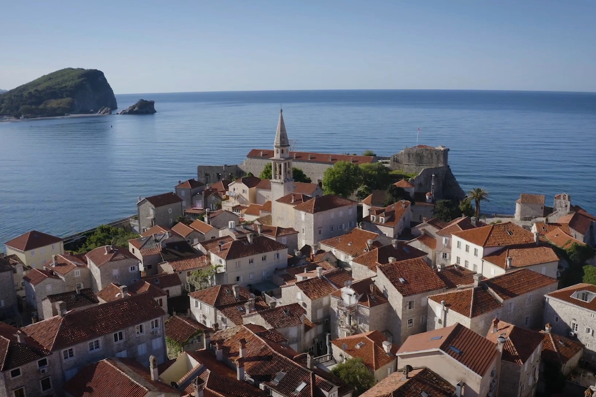 prikaz grada teatar budva iz drona