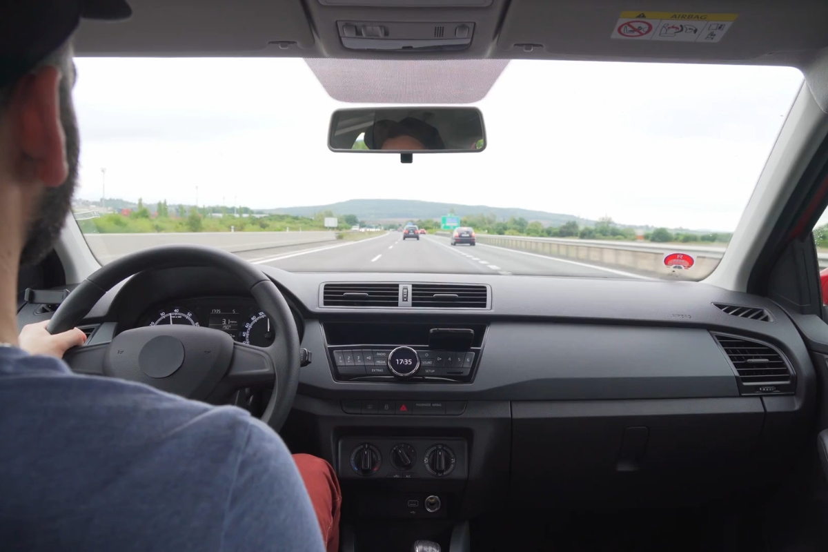 momak vozi automobil
