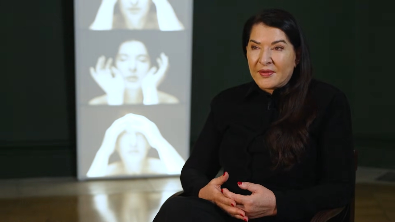 Marina Abramović tokom razgovora u galerijskom prostoru