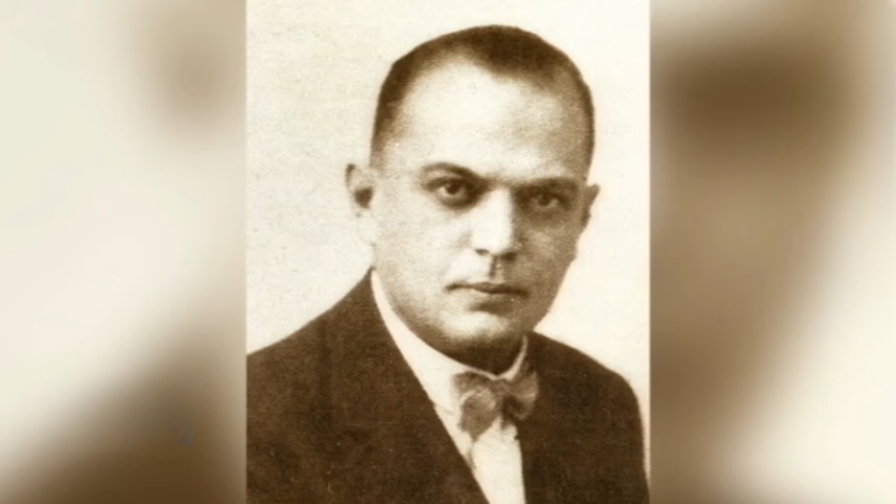 Crno-beli portret srpskog slikara Save Šumanovića u odelu i sa leptir-mašnom