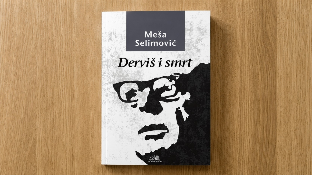 Knjiga „Derviš i smrt“ Meše Selimovića na drvenom stolu