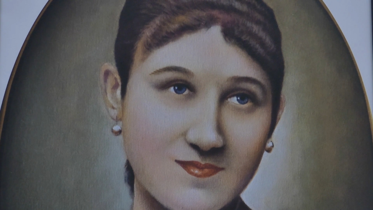 Portret Lenke Dunđerski sa skupljenom kosom i bisernim minđušama